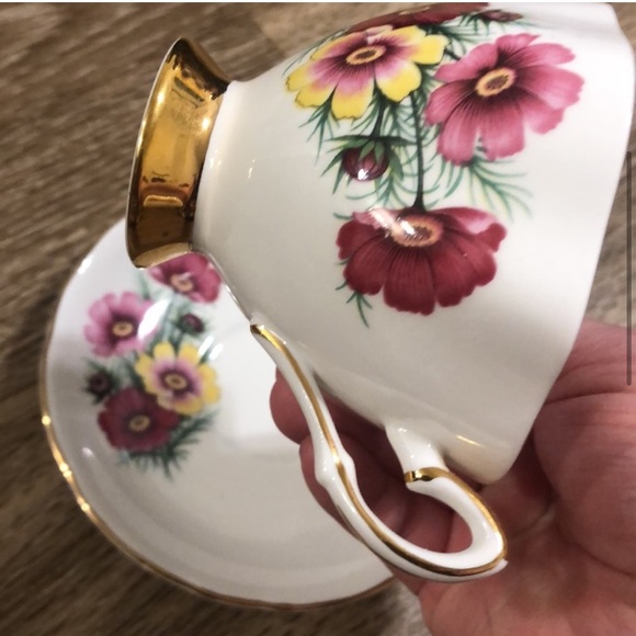 Vintage Salisbury Bone China England Cosmos Floral Teacup & Saucer - Picture 4 of 7